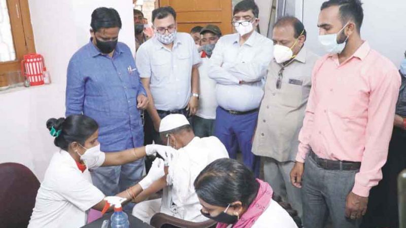 मेयर व नगरायुक्त ने की 12 हजार वेंडरों को टीका लगाने की शुरुआत