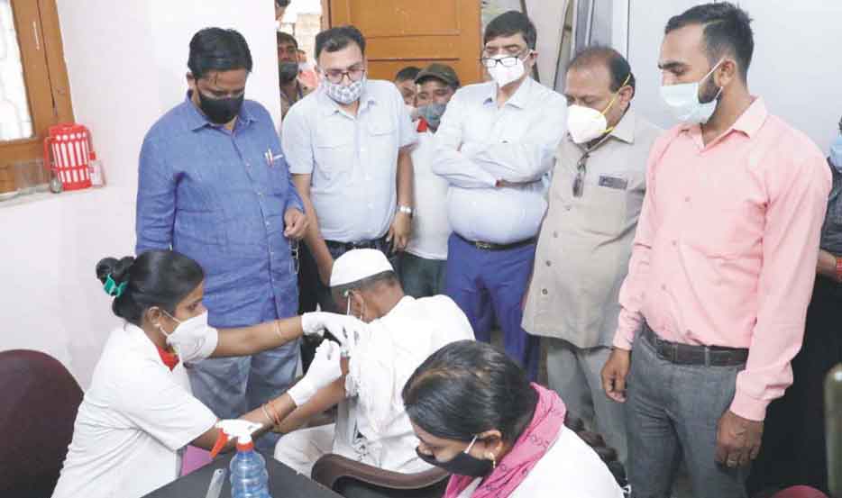 मेयर व नगरायुक्त ने की 12 हजार वेंडरों को टीका लगाने की शुरुआत