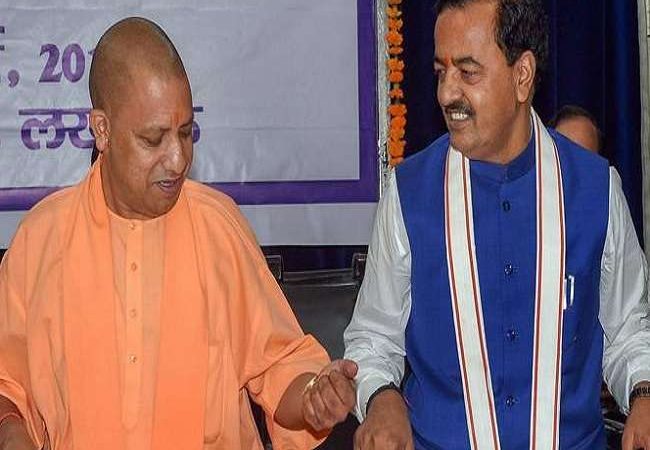 लखनऊ में डिप्टी सीएम केशव प्रसाद मौर्य के घर लंच पर पहुंचे सीएम योगी आदित्यनाथ