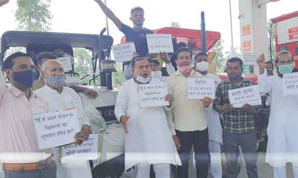 ग्राम प्रधानों ने पेट्रोल पम्प पर किया धरना-प्रदर्शन