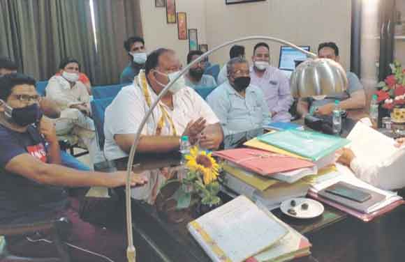 जल निगम के एक्सईएल का पार्षदों ने किया घेराव