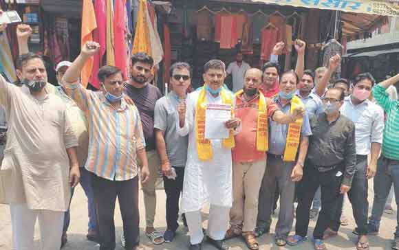 लॉकडाउन समाप्त करने की मांग को लेकर व्यापारियों ने सौंपा ज्ञापन