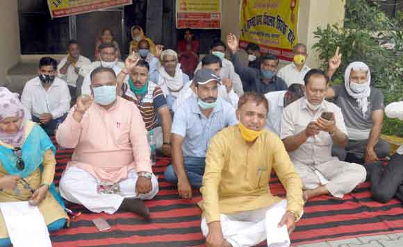 विभिन्न मांगों को लेकर मान्यता प्राप्त स्कूलों के संचालकों ने किया प्रदर्शन