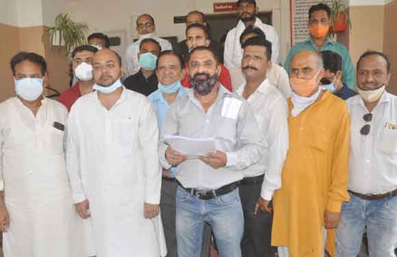 विभिन्न समस्याओं को लेकर जिला मुख्यालय पर गरजे व्यापारी