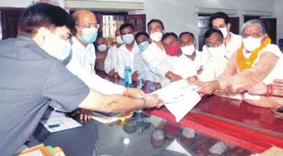 भाजपा व कांग्रेस प्रत्याशियों ने दाखिल किए अपने-अपने नामांकन पत्र
