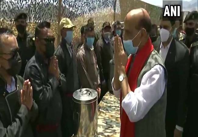 लेह में पूर्व सैनिकों से मिले राजनाथ, बोले- नरेंद्र मोदी ने प्रधानमंत्री बनते ही वन रैंक, वन पेंशन की मांग को पूरा किया