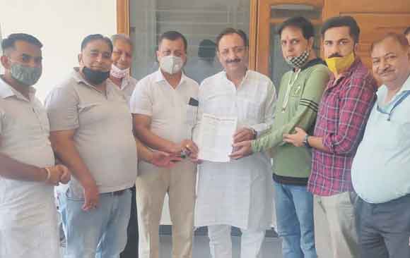 व्यापारियों ने लॉकडाउन समाप्त करने की मांग को लेकर सौंपा ज्ञापन
