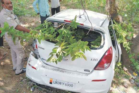 कार अनियंत्रित होकर पेड़ से टकराई, चालक की मौत