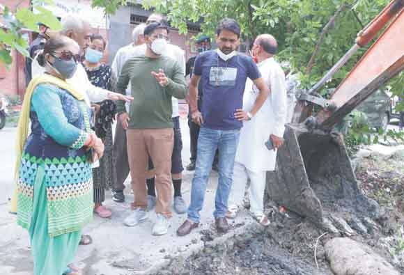 जेसीबी ने निकाली पांवधोई नदी से भारी मात्रा में शिल्ट
