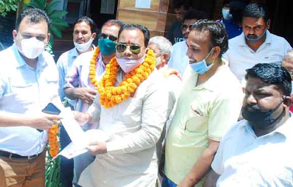 मांगें पूरी होने पर किया नगर स्वास्थ्य अधिकारी का सम्मान