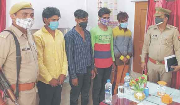 पुलिस ने किया लूट की घटना का खुलासा, चार आरोपी किए गिरफ्तार