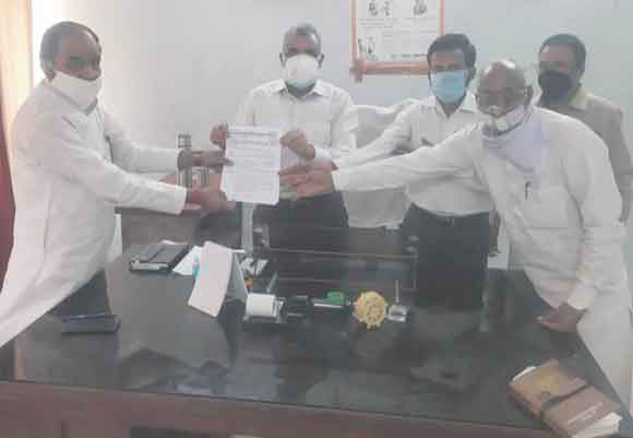 वित्तविहीन शिक्षक महासभा ने डीआईओएस को सौंपा ज्ञापन