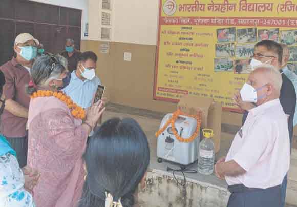 समाजसेवी ने किया आक्सीजन कन्सनट्रेटर भेंट