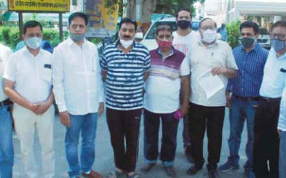 कपड़ा व्यापारियों ने डीएम को सौंपा ज्ञापन