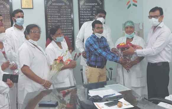 सीएमओ का सम्मान करते राजकीय नर्सेज संघ के पदाधिकारी