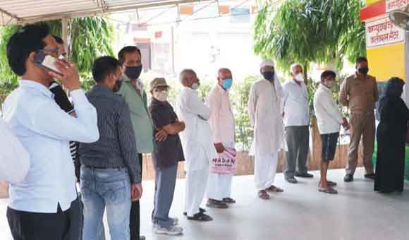 लॉक डाउन खुलते ही टैक्स जमा कराने को निगम में उमड़े लोग