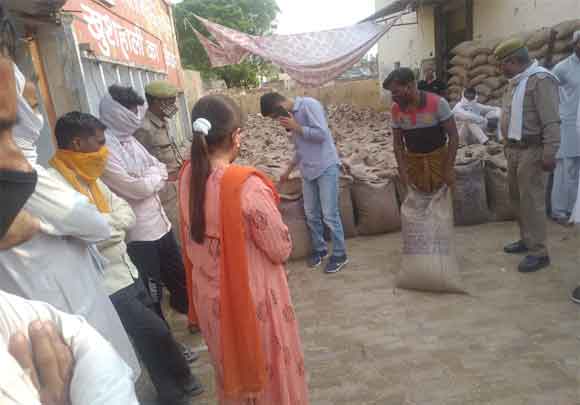 सरकारी गेंहु क्रय केंद्रेा पर बिचैलियो के गेंहु की खरीद होने की शिकायतो पर एसडीएम ने किया क्रय केंद्रो का निरिक्षण