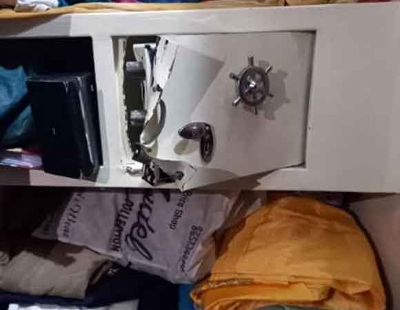 दो मकानों के ताले तोड़ सोने चांदी के आभूषण व लाखों की नकदी चोरी