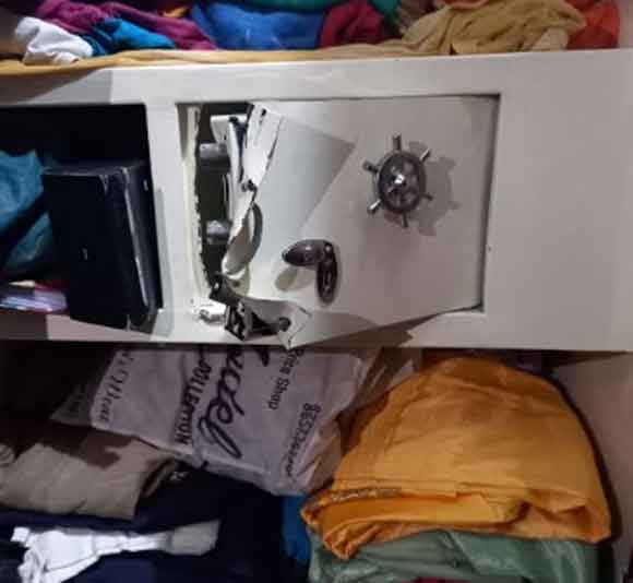 दो मकानों के ताले तोड़ सोने चांदी के आभूषण व लाखों की नकदी चोरी