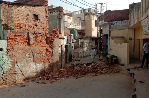 जर्जर मकान की दीवार भरभराकर सड़क पर गिरी गनीमत रही नही हुआ कोई जानी नुकसान