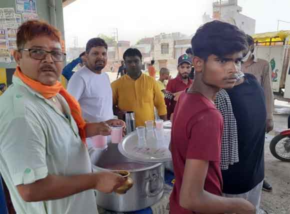 छबील लगाकर लोगों को बांटा मीठा ठंडा शर्बत