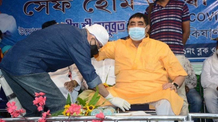 TMC नेता का पैर छूकर प्रणाम करते दिखे BDO, BJP नेता ट्वीट कर कसा तंज