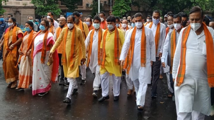 बंगाल: राज्यपाल के साथ सुवेंदु अधिकारी की बैठक से 24 विधायकों ने बनाई दूरी, अटकलें तेज