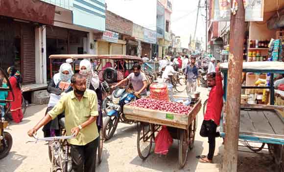 बाजारो में उड रही सोशल डिस्टेंसिंग की धज्जियां