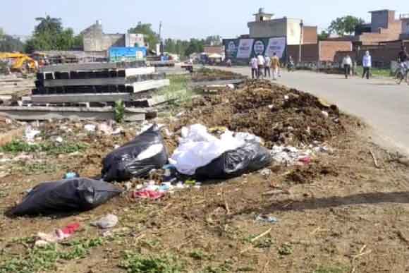 रणखण्डी रोड स्थित एक प्लाट पर पीपीई किट व अन्य सामान को नौंचते मिले कुत्ते