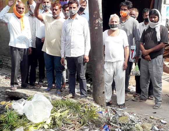 नाले से निकली गंदगी न उठाने से लोगों में रोष