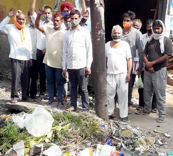 नाले से निकली गंदगी न उठाने से लोगों में रोष