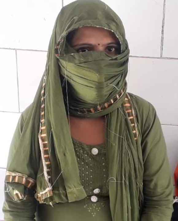 मामले में कवरेज पहुंचे मीडियाकर्मियों के साथ सीएचसी इंचार्ज की बदसलूकी