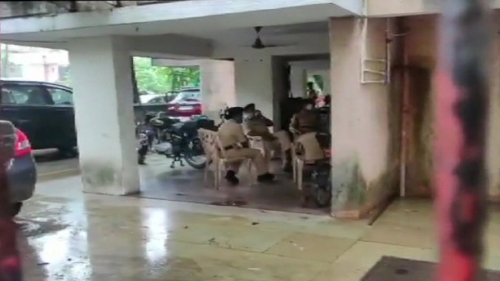 मुंबई पुलिस के पूर्व एनकाउंटर स्पेशलिस्ट प्रदीप शर्मा गिरफ्तार, सुबह NIA ने घर पर मारा छापा