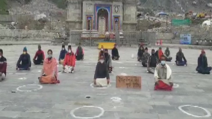 चार धाम देवस्थानम बोर्ड को भंग करने की मांग पर अड़े तीर्थ पुरोहित, केदारनाथ में धरना
