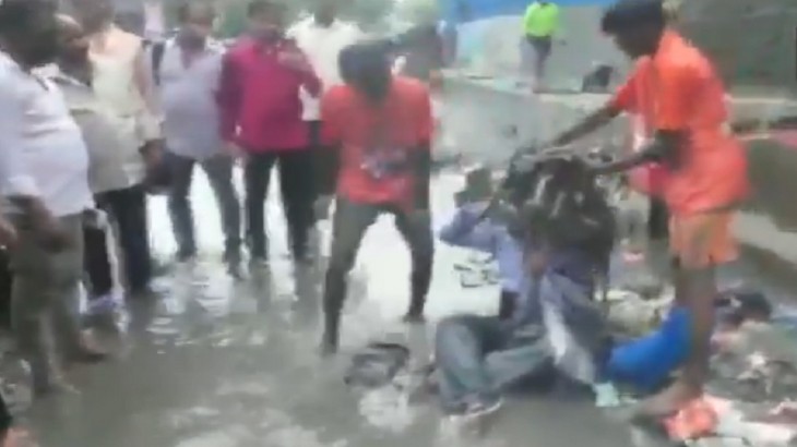 नाले की सफाई न होने पर विधायक को आया गुस्सा, गंदे पानी में बैठा ठेकेदार को नहलवाया कचरे से