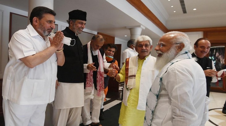 कश्मीर पर बैठक में बोले PM मोदी- दिल्ली की दूरी और दिल की दूरी कम करेंगे