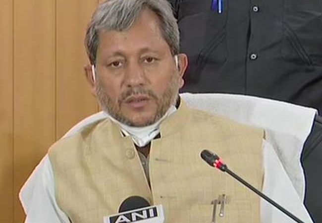 उत्तराखंड के सीएम तीरथ सिंह रावत ने राजभवन जाकर राज्यपाल बेबी रानी मौर्य को सौंपा इस्तीफा