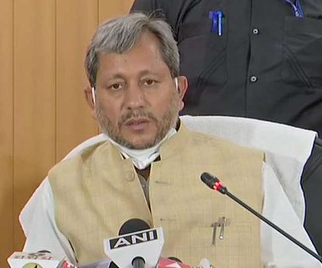 उत्तराखंड के सीएम तीरथ सिंह रावत ने राजभवन जाकर राज्यपाल बेबी रानी मौर्य को सौंपा इस्तीफा