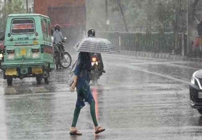 दिल्ली-एनसीआर में बदला मौसम का मिजाज, इन राज्यों में भारी बारिश की चेतावनी, जानें- अपने राज्य के मौसम का हाल