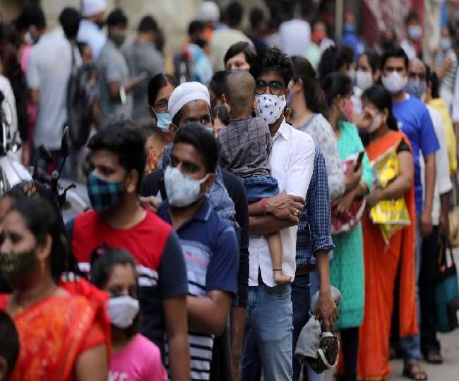 देश में लगातार घट रहे कोरोना के मामले, बीते 24 घंटों में आए 44 हजार नए मरीज