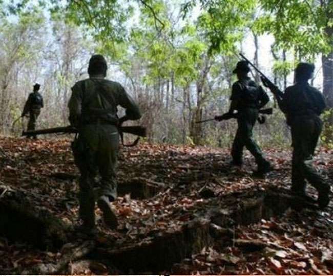 नारायणपुर में खदान पर नक्सलियों का हमला, चार वाहनों को आग के हवाले किया, दो कर्मचारी लापता