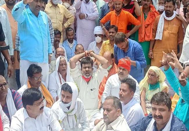 LIVE News -UP जिला पंचायत चुनाव परिणाम 2021: प्रतापगढ़ में हंगामा के बाद मतदान प्रक्रिया रोकी गई,धरने पर बैठे सांसद