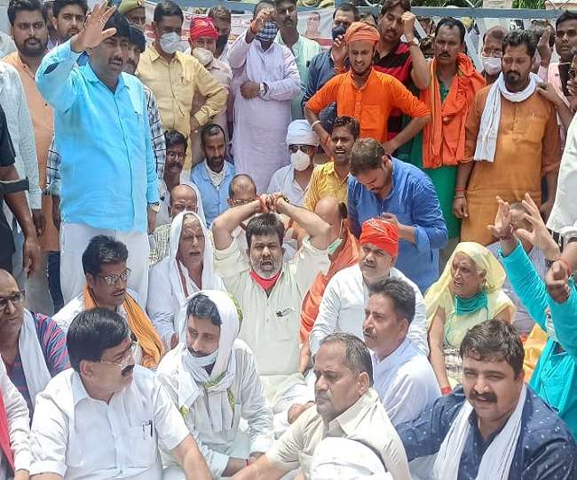 LIVE News -UP जिला पंचायत चुनाव परिणाम 2021: प्रतापगढ़ में हंगामा के बाद मतदान प्रक्रिया रोकी गई,धरने पर बैठे सांसद