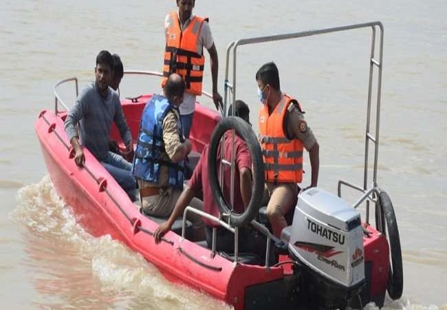 अयोध्या में सरयू में स्नान के दौरान आगरा के परिवार के 12 लोग पानी में बहे, पांच की मौत-चार लापता