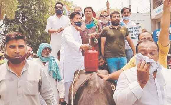 कांग्रेसियों ने भैंसा-बोगी पर चढक़र निकाला जुलूस, किया प्रदर्शन