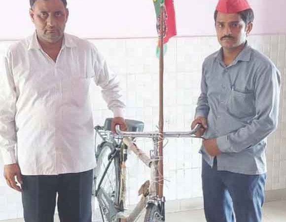 सपा के राष्ट्रीय अध्यक्ष ने जन्मदिन पर भेजी साइकिल