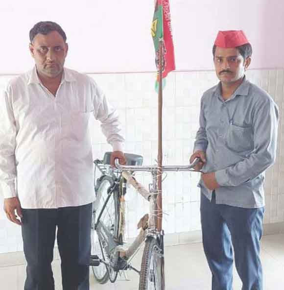 सपा के राष्ट्रीय अध्यक्ष ने जन्मदिन पर भेजी साइकिल