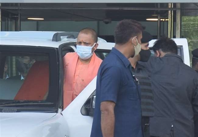 वाराणसी पहुंचे मुख्‍यमंत्री योगी आदित्‍यनाथ, पीएम के दौरे के पूर्व शहर में आयोजन का लिया जायजा