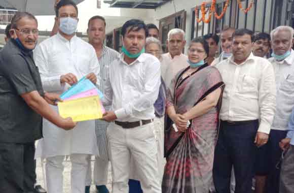 आरक्षण बचाओ संघर्ष समिति ने विधायक को सौंपा ज्ञापन