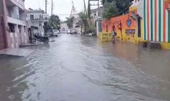 नाला निर्माण न होने से सडक़ हुई तालाब में तब्दील, क्षेत्रवासियों ने जताया रोष